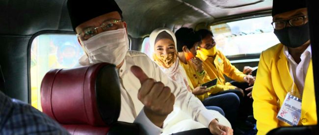 Rohidin-Rosjonsyah saat naik angkutan kota menuju KPUD Provinsi Bengkulu Sabtu 05/06/2020