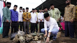 Gubernur Rohidin Mersyah saat melaksanakan peletakan batu pertama Ponpes Darul Ma'arif pada Selasa (15/09).