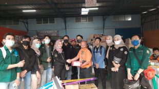 Pemberian Bantuan BEM KM Kesatuan Bogor Kepada Para Korban Banjir Desa Pasawahan Kecamatan Cicurug Sukabumi, sabtu 26/9/2020 (dok. KM)