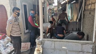 Bhabinkamtibmas Kelurahan Cikaret Kecamatan Bogor Selatan Kota Bogor mensosialisasikan Prokes di wilayah (dok. KM)