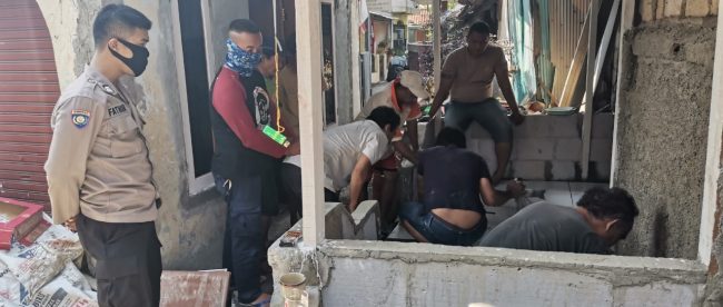 Bhabinkamtibmas Kelurahan Cikaret Kecamatan Bogor Selatan Kota Bogor mensosialisasikan Prokes di wilayah (dok. KM)