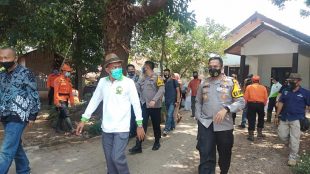 Bupati Subang Ruhimat meninjau pembangunan Markas Polsek Cipunagara,. Sabtu 26/9/2020 (dok. KM)