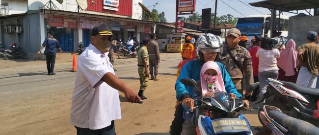 Jajaran Desa Lumpang dibantu oleh Karang Taruna, TNI, Polisi, Satpol PP, Pokdar Parungpanjang gelar razia masker di pertigaan Cilangkap, hari Rabu pagi 17 September 2020 (dok. Hari Setiawan Muhammad Yasin/KM)