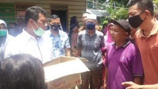 Warga menyerahkan mayat bayi baru lahir di dalam kotak kepada aparat kepolisian untuk dilakukan visum di rumah sakit di Pasaman Barat, Rabu 30/9/2020 (dok. KM)