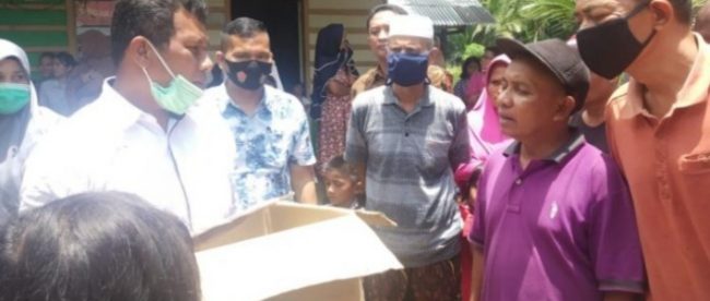 Warga menyerahkan mayat bayi baru lahir di dalam kotak kepada aparat kepolisian untuk dilakukan visum di rumah sakit di Pasaman Barat, Rabu 30/9/2020 (dok. KM)