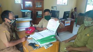 Sekdes, Kolektor PBB dan Staf Desa Karangwangi, Kecamatan Binong, Kabupaten Subang (dok. KM)