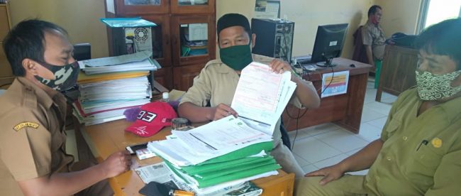 Sekdes, Kolektor PBB dan Staf Desa Karangwangi, Kecamatan Binong, Kabupaten Subang (dok. KM)