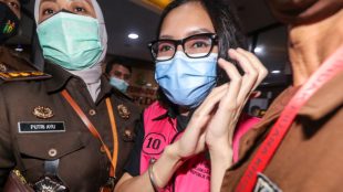 Jaksa Pinangki usai melakukan pemeriksaan (dok. ANTARAFOTO/Galih Pradipta)