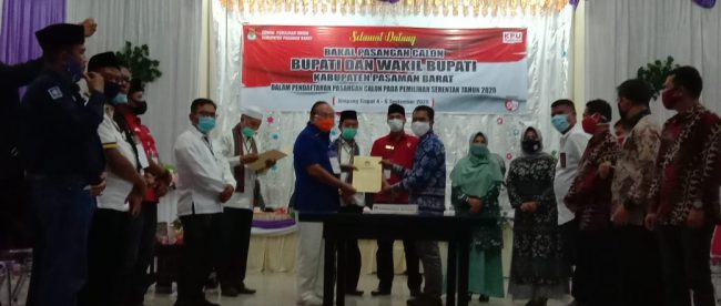 Paslon HAMRIS didampingi pengurus partai pendukung foto bersama dengan Ketua KPU sesaat setelah dinyatakan memenuhi syarat (dok. KM)