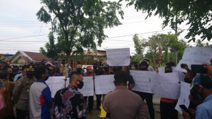 Aksi unjuk rasa wartawan di depan kantor KPUD Tanjungbalai, Jumat 4/9/2020 (dok. KM)