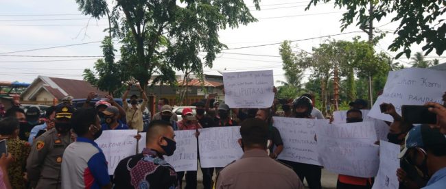 Aksi unjuk rasa wartawan di depan kantor KPUD Tanjungbalai, Jumat 4/9/2020 (dok. KM)