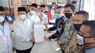Serah terima bukti tanda terima pendaftaran Pasangan Ismail-Afrizal oleh Ketua KPUD Tanjungbalai dan Ismail disaksikan oleh Tim Pemenangan dan Anggota Komisioner KPUD lainnya (dok. KM)