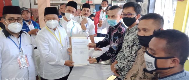 Serah terima bukti tanda terima pendaftaran Pasangan Ismail-Afrizal oleh Ketua KPUD Tanjungbalai dan Ismail disaksikan oleh Tim Pemenangan dan Anggota Komisioner KPUD lainnya (dok. KM)