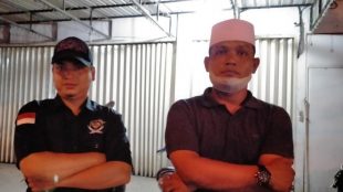 Ketua BKPRMI dan Ketua KUPAZ Tanjungbalai di depan salah satu lokasi yang diduga menjadi tempat judi tembak ikan di Tanjungbalai (dok. KM)
