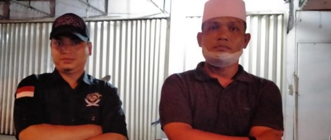 Ketua BKPRMI dan Ketua KUPAZ Tanjungbalai di depan salah satu lokasi yang diduga menjadi tempat judi tembak ikan di Tanjungbalai (dok. KM)
