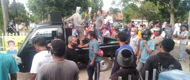 Editor: HJA Warga Kampung Nelayan dan Kampung Padang di depan Kantor Wasprod PT Timah Bangka Selatan, Rabu 9/9/2020 (dok. KM)