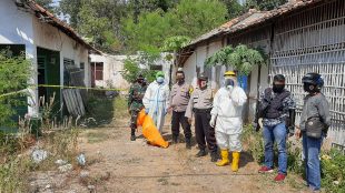 Polsek Pagaden mengevakuasi mayat perempuan tanpa identitas yang ditemukan pada Sabtu pagi 12/9/2020 (dok. KM)
