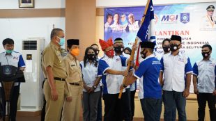 Sekjen MOI Pusat didampingi Wakil Gubernur Babel pada saat penyerahan Bendera Pataka MOI kepada Ketua MOI Provinsi Babel (dok. KM)