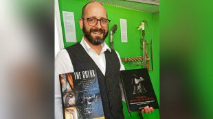 Deputi Direktur Klingen Museum, Jerman, Dr. Sixt Wetzler, memperlihatkan buku "The Golok" yang disusun oleh Ki Kumbang dan Linda Turci (dok. KM),