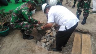 Bupati Bangka Selatan Justiar Noer didampingi Brigjen M. Jangkung Widyanto meletakkan batu pertama kantor Makodim 045 di Toboali, bangka Selatan, Rabu 23/9/2020 (dok. KM)