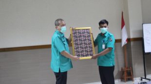 Dirut RSUD Kota Bogor dr. Ilham Chaidir menerima corak batik karya Aris Munandar, karyawan RSUD, sebagai batik resmi RSUD Kota Bogor (dok. KM)