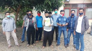 Sejumlah warga Desa Bandar Agung Kec.Ulu Manna Kabupaten Bengkulu Selatan menunjukan Surat Tanda Terima Laporan Dari Kejari Bengkulu Selatan