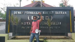 Mantan ketua HMI Tanjungbalai Andrian Sulin di depan Gedung DPRD Kota Tanjungbalai usai melakukan aksi tunggalnya, Jumat 9/10/2020 (dok. KM)