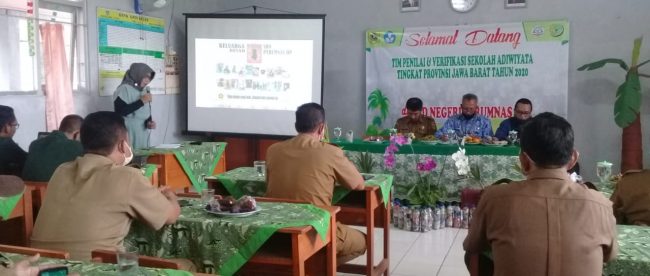 Tim Penilai & Verifikasi Sekolah Adiwiyata Tingkat Provinsi Jawa Barat Tahun 2020, menilai SDN Perumnas BP (Bumi Parungpanjang), Senin Sore (19/10/2020). (Dok : Hari Setiawan Muhammad Yasin/KM)