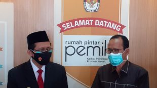 Pj. Gubernur Jambi dan Ketua KPU Provinsi Jambi saat memberi keterangan kepada media (dok. KM)