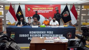 Polda Metro jaya memberikan keterangan pers terkait kasus pencabulan dan penculikan anak di bawah umur, Senin sore 5/10 (dok. Hari Setiawan Muhammad Yasin/KM)