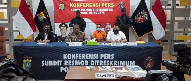 Polda Metro jaya memberikan keterangan pers terkait kasus pencabulan dan penculikan anak di bawah umur, Senin sore 5/10 (dok. Hari Setiawan Muhammad Yasin/KM)