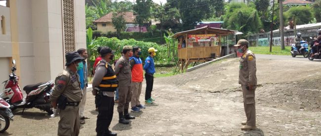 Kasi Tramtib Kecamatan Tenjolaya, Kabupaten Bogor, sedang memberikan arahan sebelum memulai operasi tenmask, Senin 12/10/2020 (dok. KM)