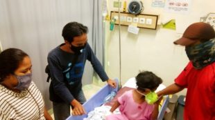 Bocah penderita DBD dari keluarga kurang mampu di sebuah RS di Depok (dok. KM)