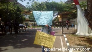 Aksi solo Madsari, warga Serang yang menuntut penyelesaian atas pengambilan hak tanahnya untuk pembangunan jalan raya oleh Pemkot Serang (dok. KM)