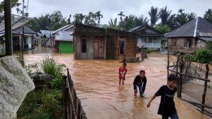 Banjir yang melanda beberapa kawasan di Kecamatan Talamau, Pasaman Barat, akibat hujan deras pada Senin 5/10/2020 (dok. KM)