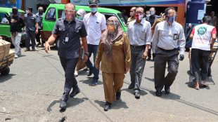Sekda Kota Bogor didampingi Dirut Perumda PPJ saat meninjau Pasar di Kota Bogor, Selasa 6/10/2020 (dok. KM)