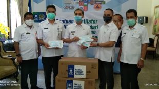 Anggota DPR RI Eddy Soeparno menyerahkan bantuan ventilator kepada Pemkot Bogor, Kamis 8/10/2020 (dok. KM)