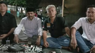 Karyama (tengah) bersama tokoh masyarakat Cibadak, ciampea (dok. KM)
