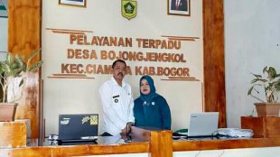 Kades Bojong Jengkol, Kecamatan Ciampea, Bogor, dan istrinya (dok. KM)