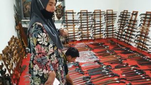 Atlet Pencak Silat nasional Denny Aprisani dan Wewey Wita melihat koleksi Museum Golok Indonesia (dok. KM)