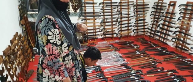 Atlet Pencak Silat nasional Denny Aprisani dan Wewey Wita melihat koleksi Museum Golok Indonesia (dok. KM)