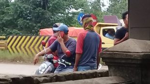 Oknum warga perbatasan Tangerang diduga melakukan pungli terhadap sopir truk yang melintas di Jalan Raya Provinsi Bogor-Tangerang, Kamis siang 22/10/2020 (dok. Hari Setiawan Muhammad Yasin/KM)