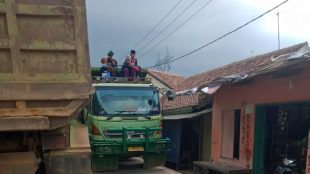 Truk tronton yang melalui jalan perkampungan di Desa Catang, Serang (dok. KM)