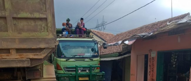 Truk tronton yang melalui jalan perkampungan di Desa Catang, Serang (dok. KM)