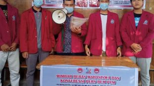 Kornas BEM PTM membacakanÂ Â  tuntutan dalam mimbar bebas di Surabaya, 28/10/2020 (dok. KM)