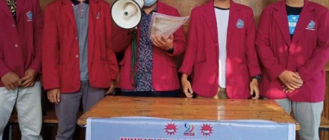 Kornas BEM PTM membacakan   tuntutan dalam mimbar bebas di Surabaya, 28/10/2020 (dok. KM)