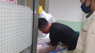 Pengurus ormas BBRP mendampingi warga menjemput jenazah anak bayinya yang sempat ditahan oleh RSIA Hermina Kota Bogor (dok. KM)