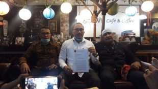 Tim Kuasa Hukum C. Laksmi Prathini, Jamalludin, SH, MH Saat Jumpa Pers (dok. KM)
