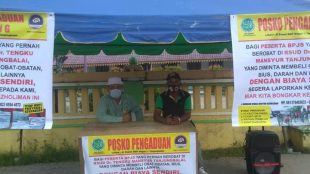 Ketua DPD BKPRMI Kota Tanjungbalai Hafiz Eki Prayoga dan Kabiro Kupas Merdeka Andreant Hanif saat menjaga Posko Pengaduan Masyarakat Peserta BPJS (dok. KM)