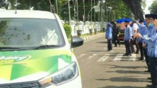 Bupati Subang menyerahkan 50 unit mobil Siaga Desa di halaman kantor Pemda Subang, Selatan 17/11 (dok. KM)